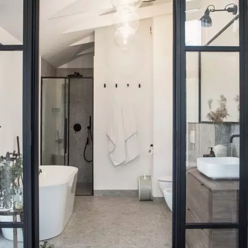 Osada Okrzeszyn – nowoczesne wnętrze domu jednorodzinnego projektu Nadia Mitłosz Interiors