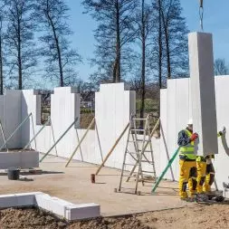 Ytong Panel SWE pozwala wznosić ściany nawet 4 razy szybciej niż w tradycyjnych technologiach drobnowymiarowych
