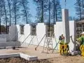 Ytong Panel SWE pozwala wznosić ściany nawet 4 razy szybciej niż w tradycyjnych technologiach drobnowymiarowych