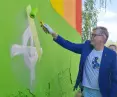 Zamalowywanie nienawistnych symboli na muralu 