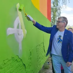 Zamalowywanie nienawistnych symboli na muralu 