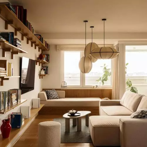 Minimalizm z duszą: wnętrze dla młodej rodziny, gdzie drewno spotyka design lat 60. i 70