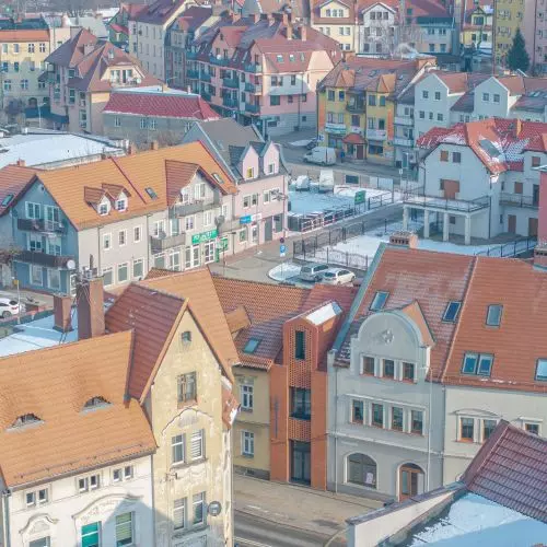 Jedna z najwęższych kamienic w Polsce połączyła dwa budynki w Bolesławcu. Ta plomba jest jak architektoniczne kintsugi