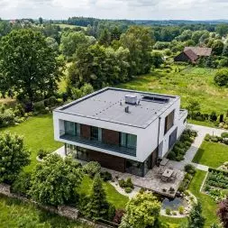 dach płaski w domu jednorodzinnym – mit czy przyszłość polskiego budownictwa?