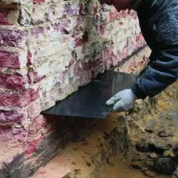 Zakładanie nowej izolacji poziomej w istniejącym budynku w technologii PRINZ