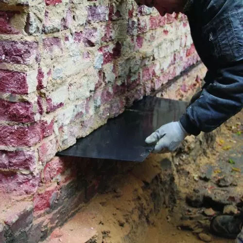 Installation of new horizontal insulation in an existing building using PRINZ technology