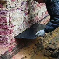 Zakładanie nowej izolacji poziomej w istniejącym budynku w technologii PRINZ