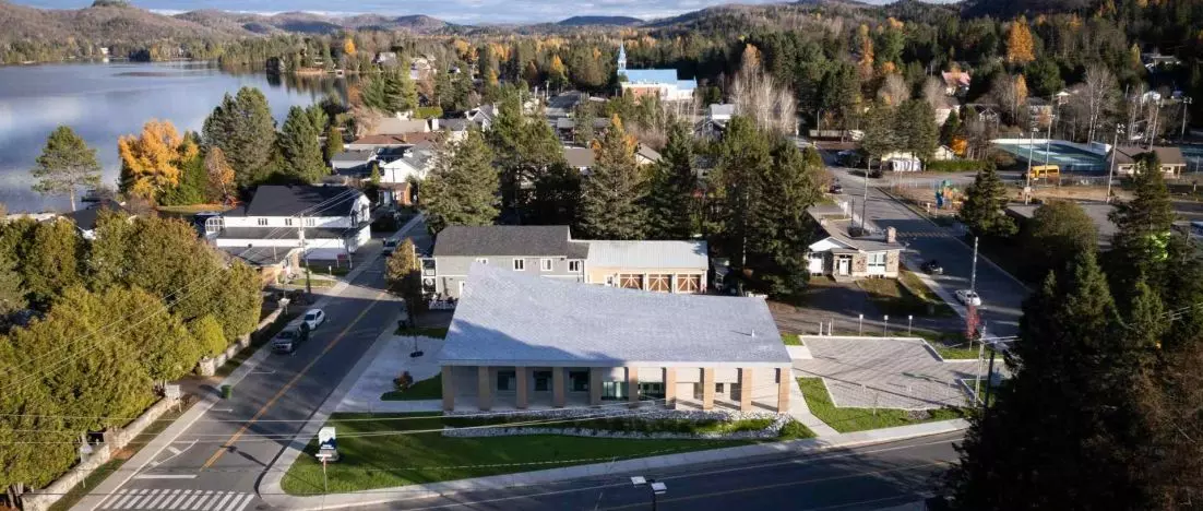 Tu krajobraz projektuje budynek! Nowa biblioteka w Quebecu integruje naturę, kulturę i ludzi