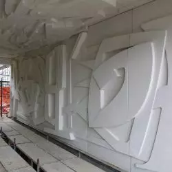 Trójwymiarowy relief na szkole Materna Taita Marcos wykonano w technologii ARbloc, umożliwiającej precyzyjne odwzorowanie złożonych form przestrzennych w betonie architektonicznym