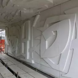 Trójwymiarowy relief na szkole Materna Taita Marcos wykonano w technologii ARbloc, umożliwiającej precyzyjne odwzorowanie złożonych form przestrzennych w betonie architektonicznym