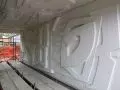 Trójwymiarowy relief na szkole Materna Taita Marcos wykonano w technologii ARbloc, umożliwiającej precyzyjne odwzorowanie złożonych form przestrzennych w betonie architektonicznym