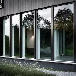 Współczynnik przenikania ciepła okna Uw na poziomie 0,77 W/m²K oznacza mniejsze straty energii i stabilną temperaturę wnętrza