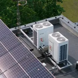 Instalacja systemu klimatyzacji Rotenso RVF na dachu budynku zintegrowana z instalacją fotowoltaiczną