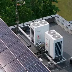 Instalacja systemu klimatyzacji Rotenso RVF na dachu budynku zintegrowana z instalacją fotowoltaiczną