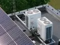 Instalacja systemu klimatyzacji Rotenso RVF na dachu budynku zintegrowana z instalacją fotowoltaiczną