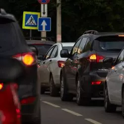 Ile miejsca zajmują samochody w naszych miastach?