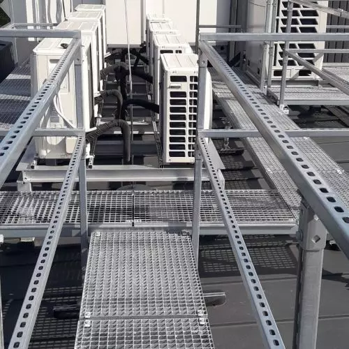 Dach to nie magazyn na urządzenia – to kondygnacja techniczna wymagająca przemyślanego projektu