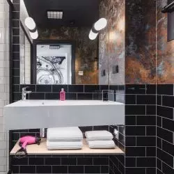 Tapeta Wallmotion Muraspec, wzor Rdza, w hotelu Moxy w Poznaniu