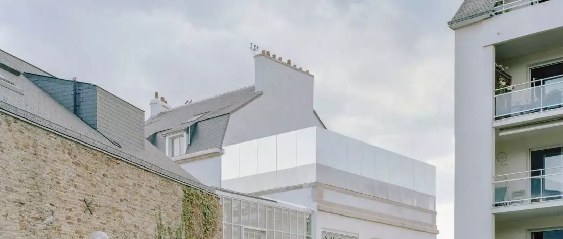 Architektura odejmowania: fabryka, która zyskała więcej, tracąc dach