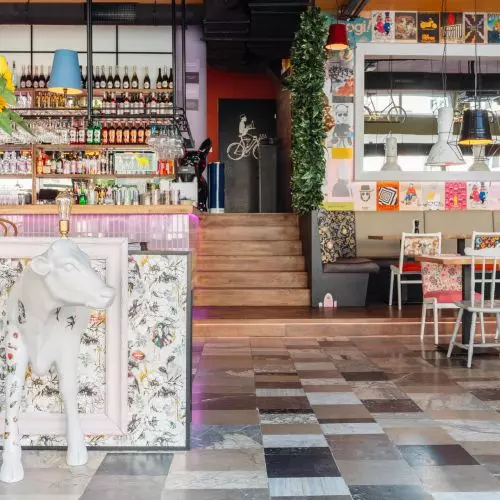Na obiedzie u Szalonego Kapelusznika – VELO Food&Bar w Krakowie projektu Grycaj Design