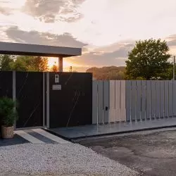 Brama Imperial – wysuwana z podłoża