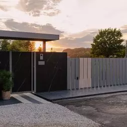 Brama Imperial – wysuwana z podłoża