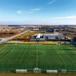 Boisko w Bukowcu ze sztuczną trawą sportową dostarczoną przez Epufloor i trzecim certyfikatem FIFA Quality Pro