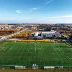 Boisko w Bukowcu ze sztuczną trawą sportową dostarczoną przez Epufloor i trzecim certyfikatem FIFA Quality Pro