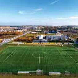 Boisko w Bukowcu ze sztuczną trawą sportową dostarczoną przez Epufloor i trzecim certyfikatem FIFA Quality Pro