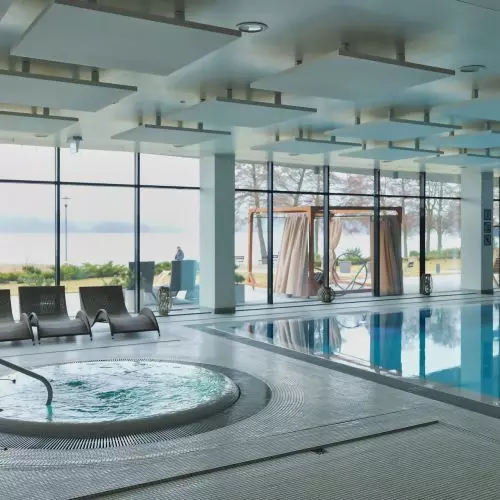 Precyzja, która wycisza. Innowacyjny montaż akustyki w Notera Hotel SPA z wykorzystaniem projekcji laserowej Ecophon