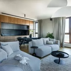 Subtelna linia horyzontu. Apartament zanurzony w nadmorskim świetle