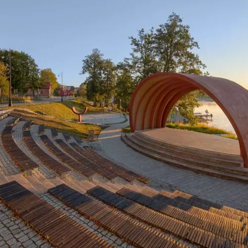 W Rynie powstał Zakątek Zadumy, a nad jeziorem architektura flirtuje z typografią. Dlaczego amfiteatr stał się czerwony?