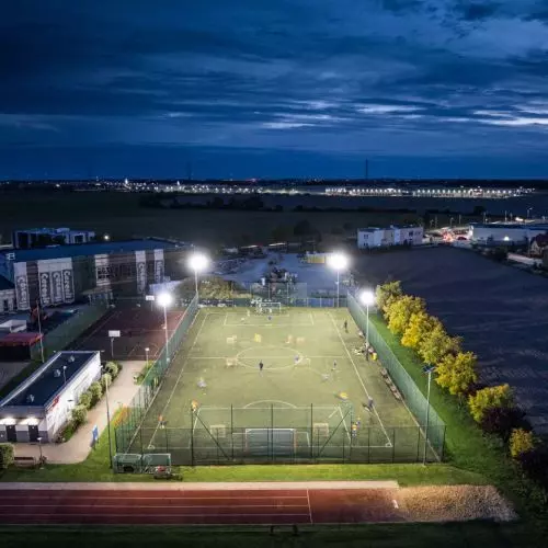 Lena Lighting modernizuje Orliki i obiekty sportowe w całej Polsce – realne oszczędności i lepsze warunki dla zawodników