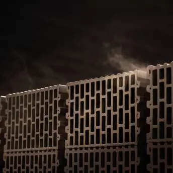 Unikalna technologia: pustaki trafiają bezpośrednio na wozy piecowe, eliminując konieczność stosowania wieszaków