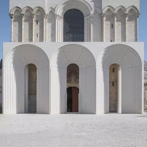 Katedra w Angers i betonowy portyk. Dlaczego projekt Kengo Kuma and Associates budzi emocje?