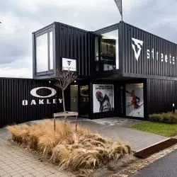 Wyjątkowy showroom Streetstore w Ołomuńcu wykorzystuje różnorodne rozwiązania Tremco CPG