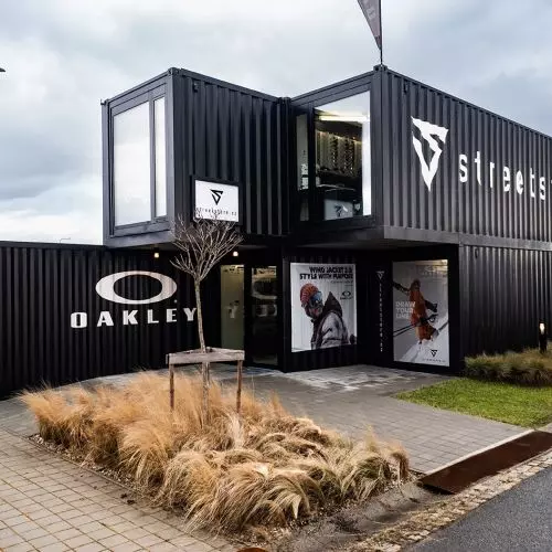 Wyjątkowy showroom Streetstore w Ołomuńcu wykorzystuje różnorodne rozwiązania Tremco CPG