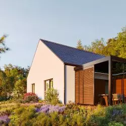 Shutters w ofercie Aluprof Sun Shading Solutions – nowe panele przesuwne do zabudowy bocznej pergoli