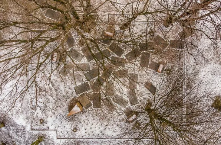 Gdy architekt ustępuje miejsca naturze. Park Pamięci Wielkiej Synagogi w Oświęcimiu