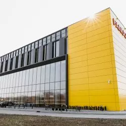 Epoksydowo-kwarcowa posadzka Peran STB w zaawansowanym technologicznie showroomie FANUC Polska we Wrocławiu