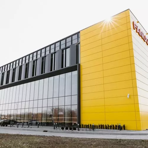 Epoksydowo-kwarcowa posadzka Peran STB w zaawansowanym technologicznie showroomie FANUC Polska we Wrocławiu