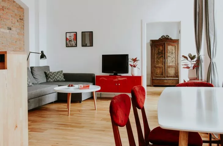 Mieszkanie Hałas, czyli poznański apartament z czerwonymi akcentami