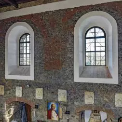 Stolarka pionowa INNOVIEW idealnie komponuje się z bryłą zabytkowego kościoła w Ślęży.