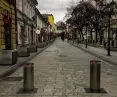 Rzeszów. deptak przy ul. Sikorskiego; słupki Spartacus, wersja ze stali nierdzewnej Inox