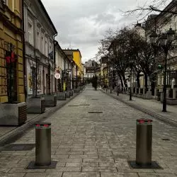 Rzeszów. deptak przy ul. Sikorskiego; słupki Spartacus, wersja ze stali nierdzewnej Inox