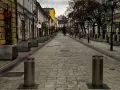 Rzeszów. deptak przy ul. Sikorskiego; słupki Spartacus, wersja ze stali nierdzewnej Inox