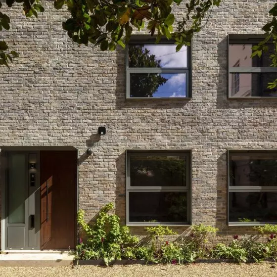 Dom w kamienicy; Archi-Tectonics