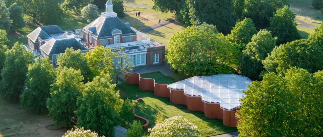 The 2026 Serpentine Pavilion by LANZA atelier. A brick wave in Kensington Gardens