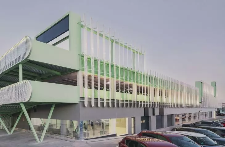 Leganés Auto Center w Madrycie. OOIIO zmienia dawny zakład w centrum motoryzacyjne