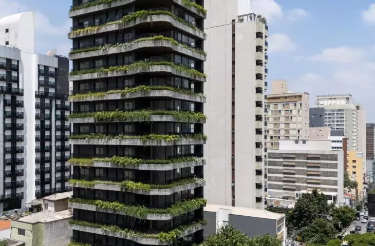 Address Jardins w São Paulo. Falująca wieża od aflalo/gasperini arquitetos wyrastająca pośród drzew dzielnicy Jardins.